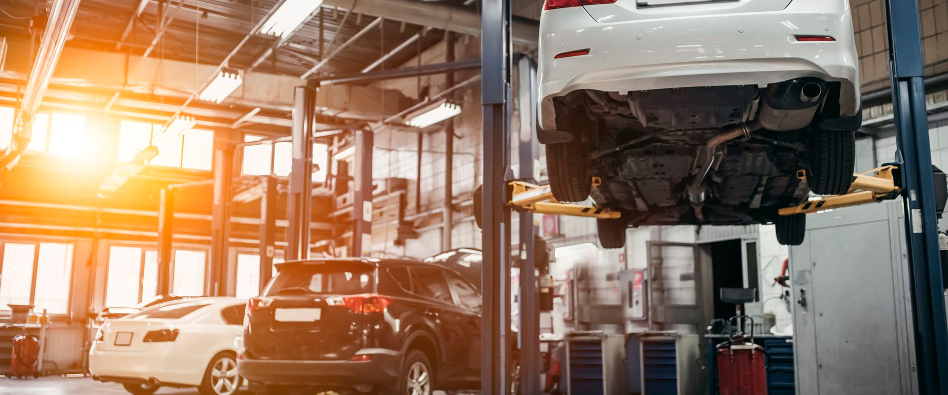 Mecânico trabalhando em motor em oficina premium